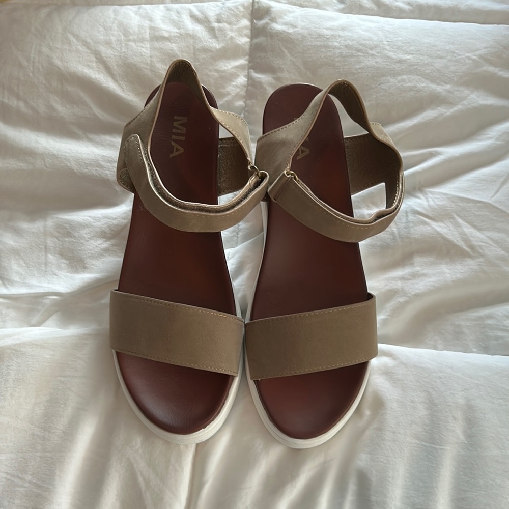 NEW Mia Light Gray Wedges
